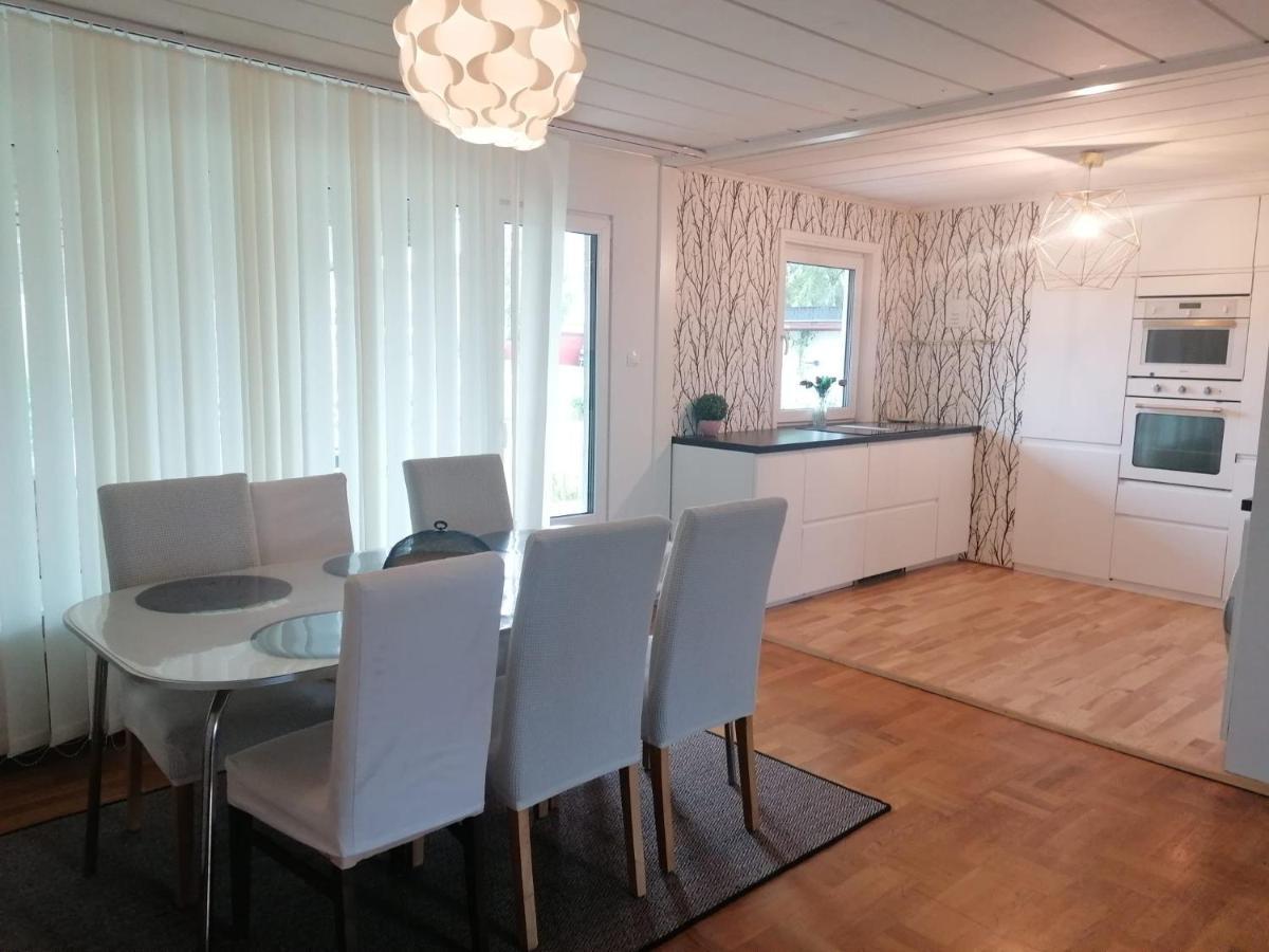 Villa Med Egen Parkering. Moejlighet Att Boka Fran 1 Och Upp Till 5 Personer. エレブルー エクステリア 写真