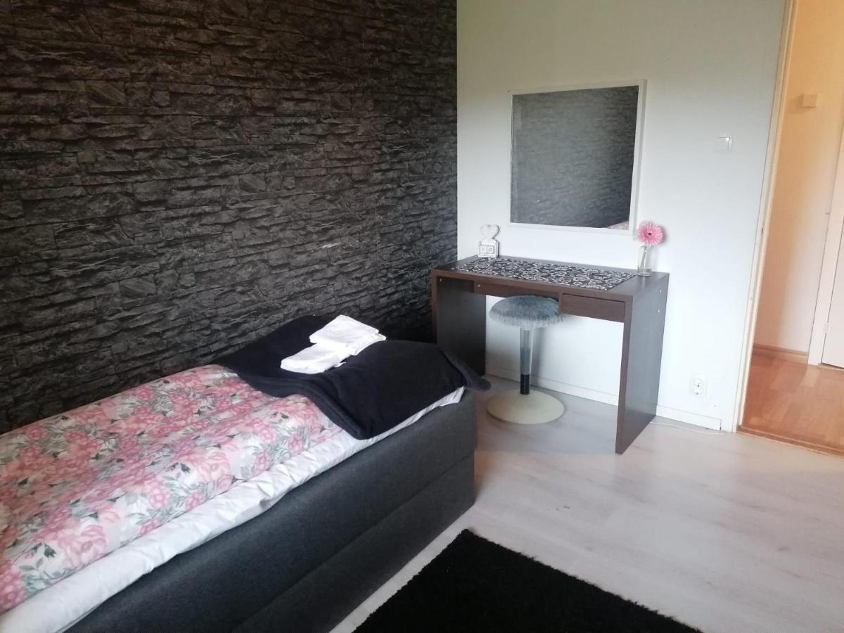 Villa Med Egen Parkering. Moejlighet Att Boka Fran 1 Och Upp Till 5 Personer. エレブルー エクステリア 写真