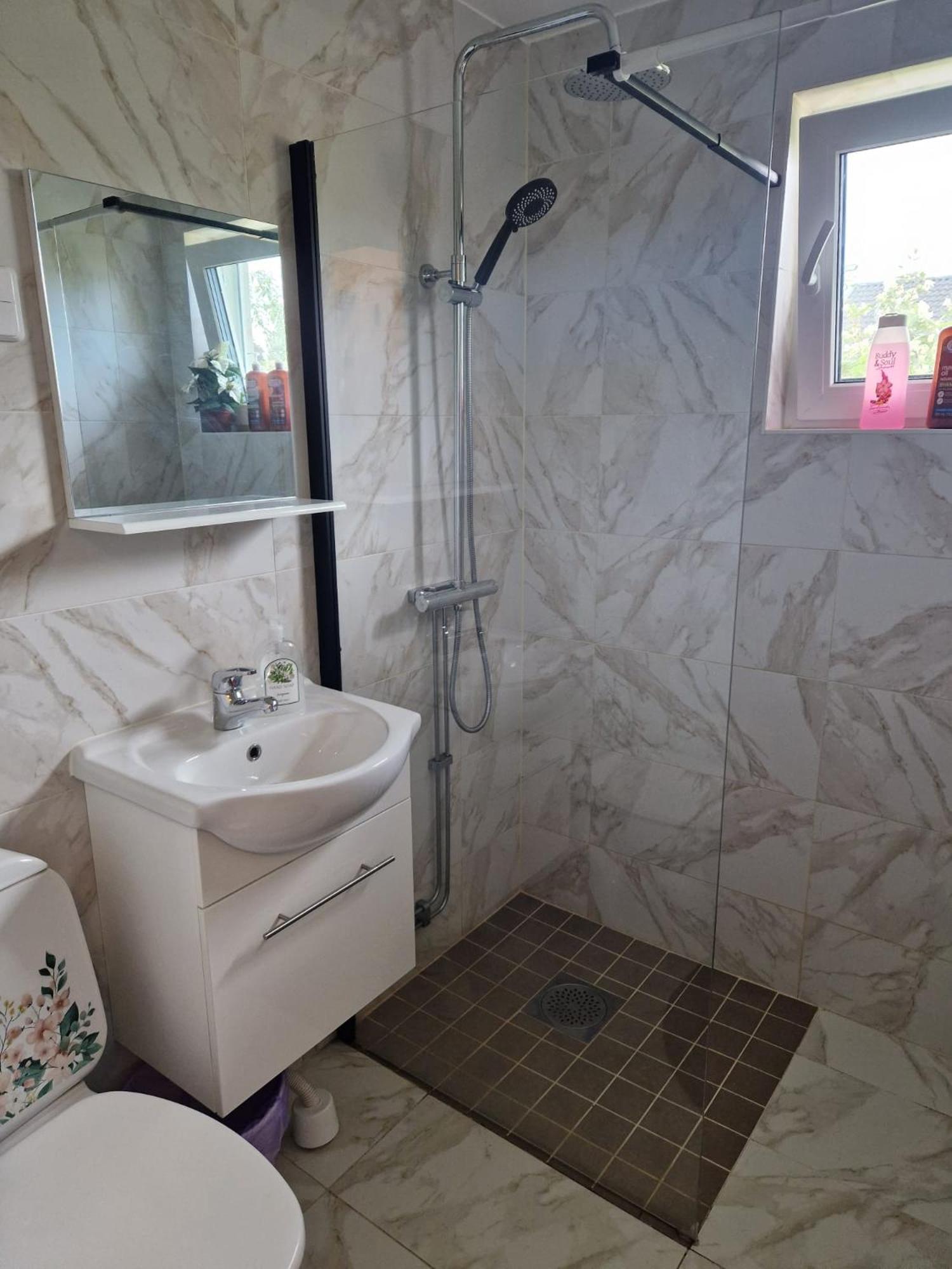 Villa Med Egen Parkering. Moejlighet Att Boka Fran 1 Och Upp Till 5 Personer. エレブルー エクステリア 写真